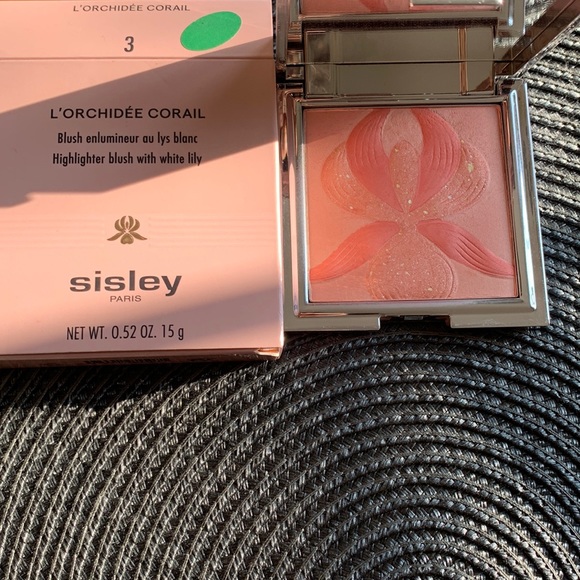 Sisley L’Orchidee Corail - Highlighter blush with white lily. - Picture 1 of 2